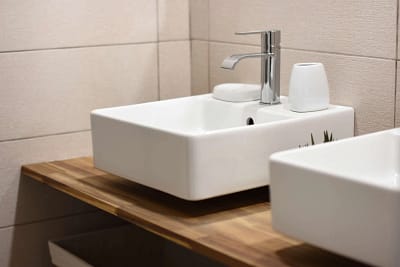 Double vasques doubles vasque blanches sur planche bois exotique