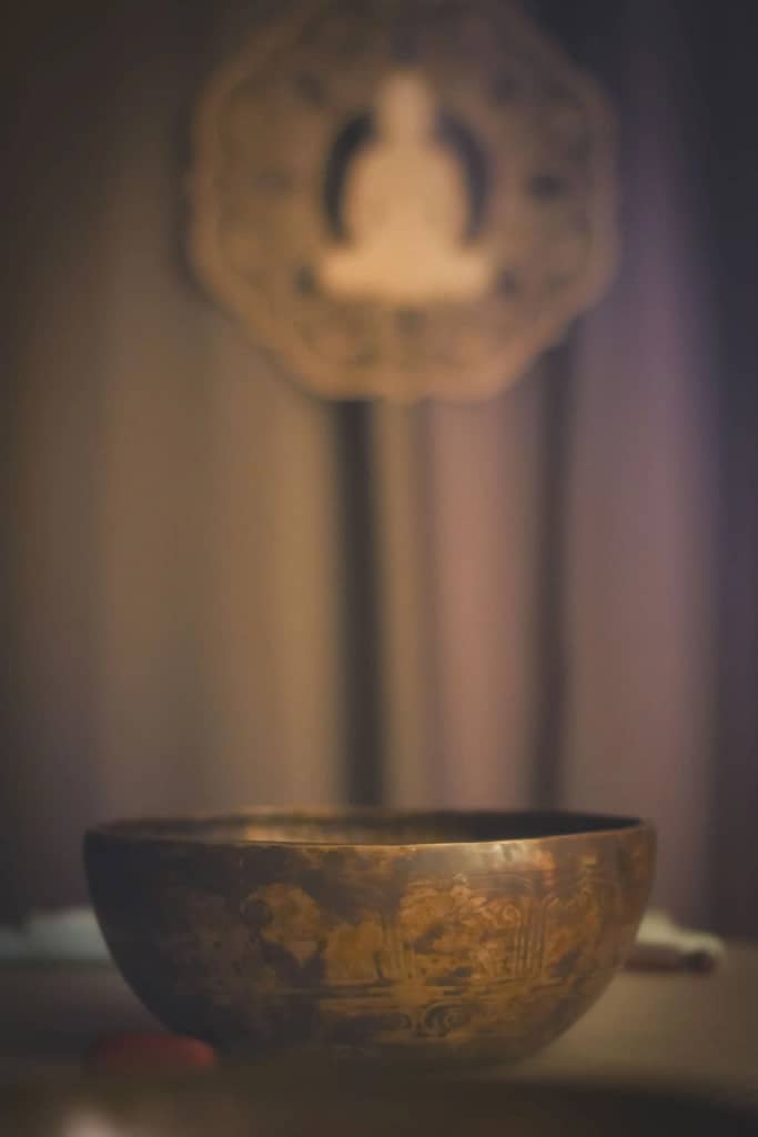 table massage avec bol tibétain et bouddha