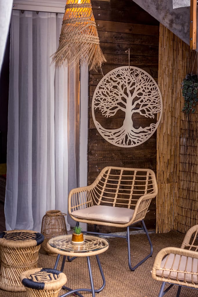 coin detente avec chaise osier et petite table arbre de vie en déco