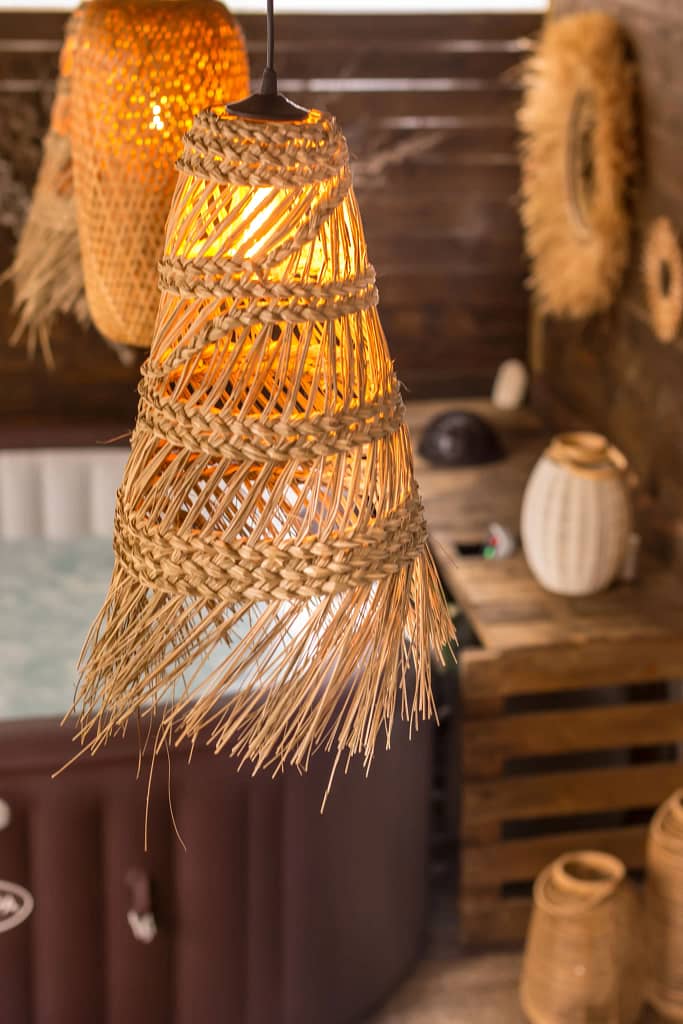 jacuzzi et deco bali avec lampe paille